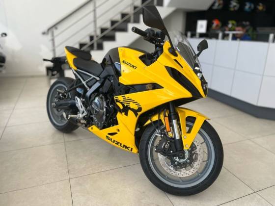 SUZUKI GSX-8R 